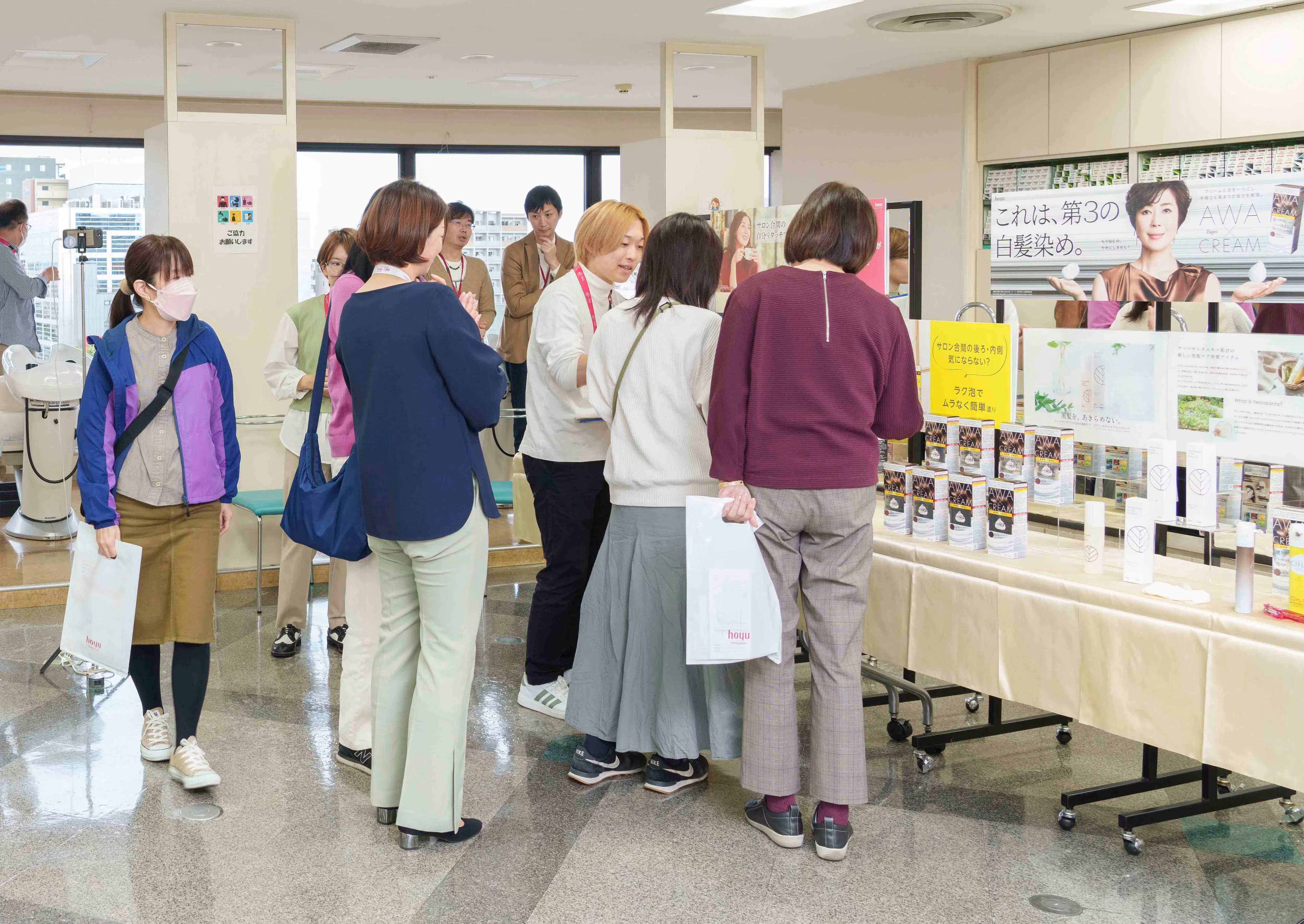 展示ブースでの商品紹介